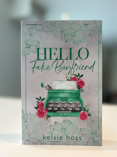 A photo of the cover of the book Hello Fake Boyfriend.