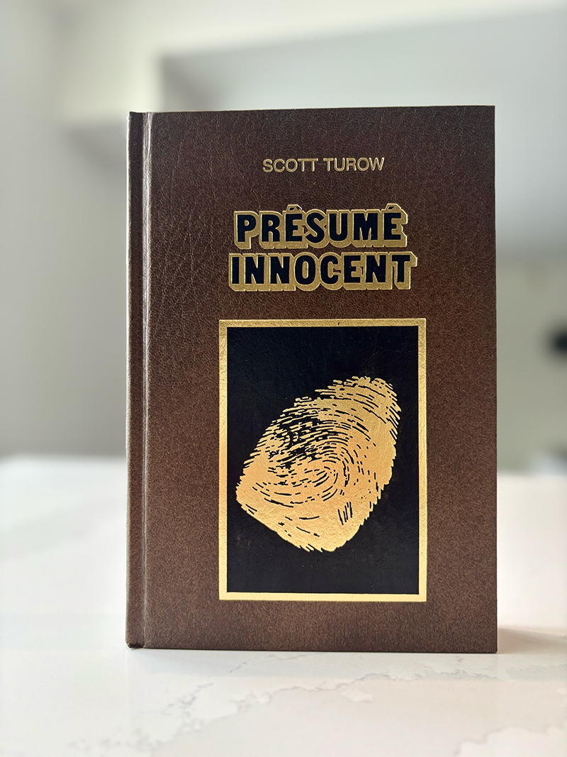 Une photo de la couverture du livre Présumé innocent.
