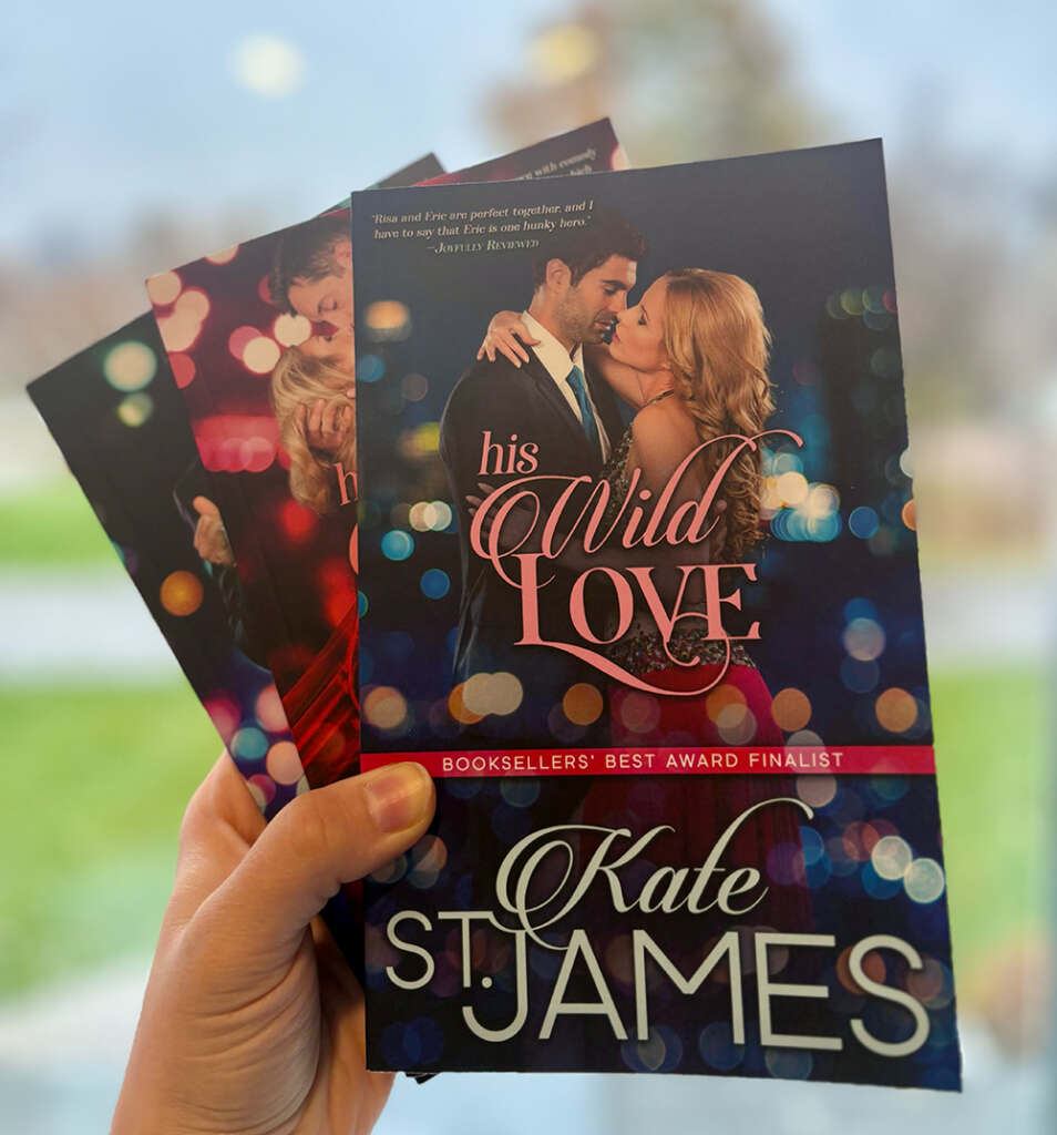 Visuel de trois livres écrits par Kate St-James. Le premier tome His Wild love, te nu par une main avec un fond extérieur flou.