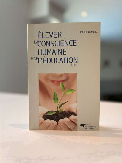 Page couverture du livrew Élever la conscience humaine par l'éducation