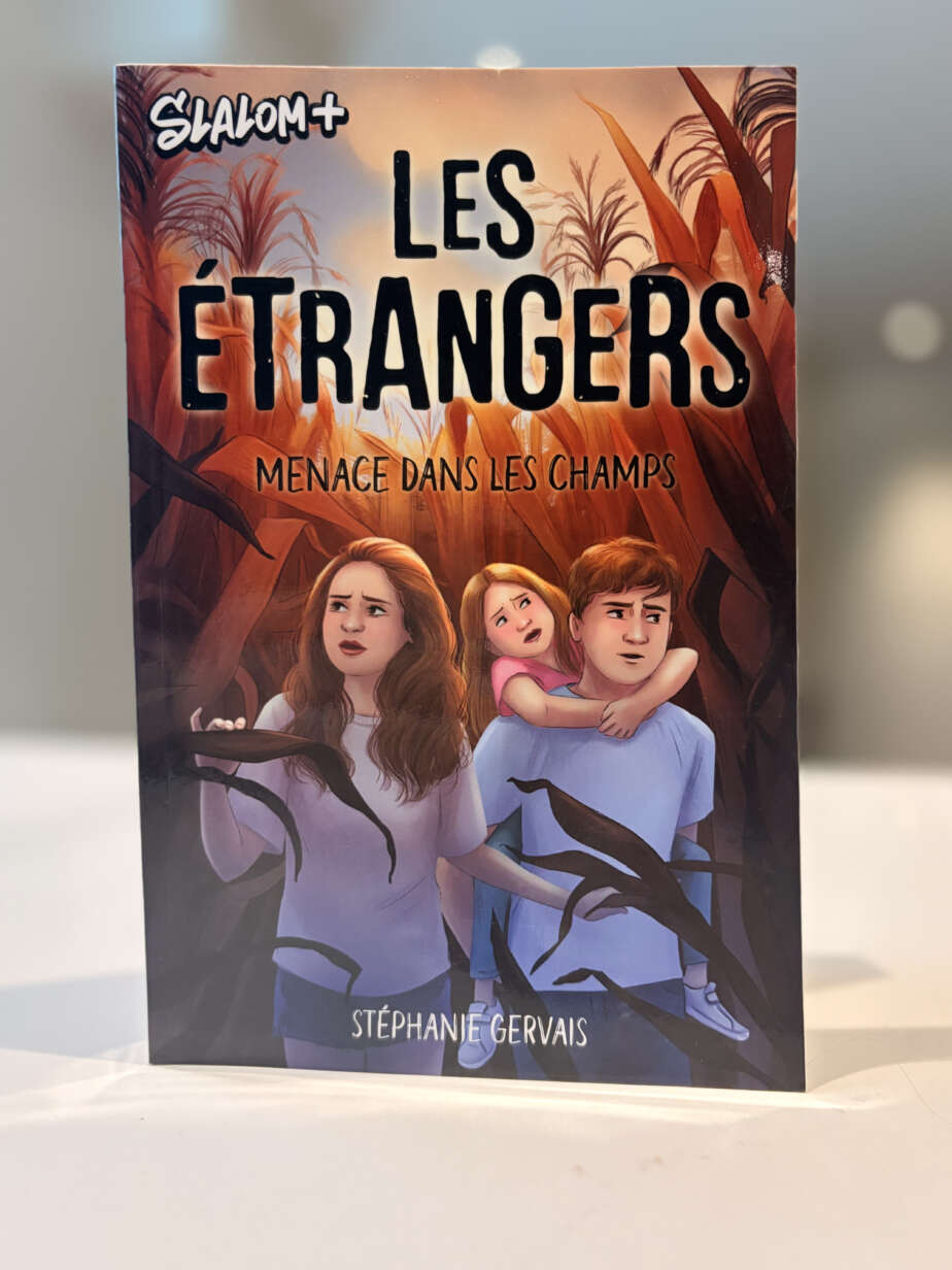 Page couverture du livre Les étrangers - menace dans les champs